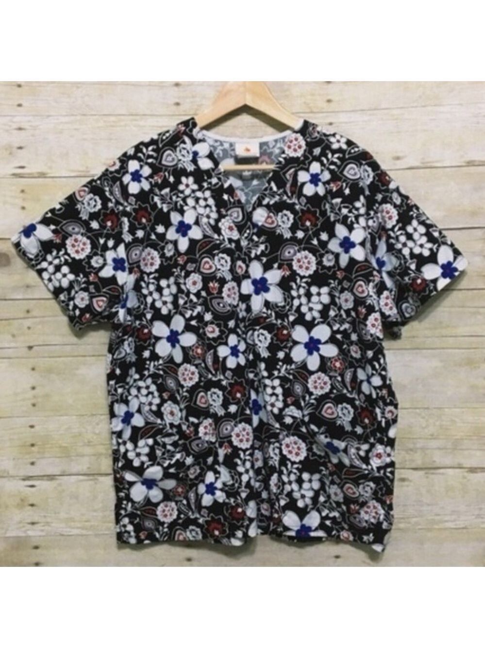 Peaches Uniforms black white red floral v-neck medium scrubs top - Picture 6 of 6
